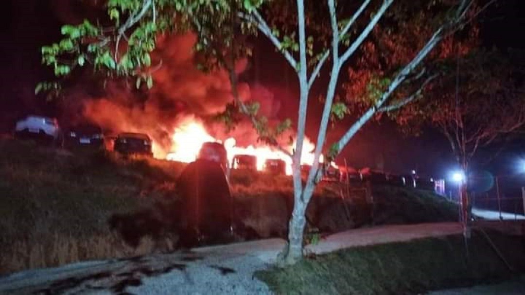 Incêndio criminoso em pátio de carros apreendidos deixa 14 veículos destruídos pelo fogo em SC