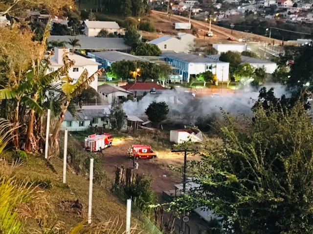 Bombeiros atendem incêndio em residência no centro de Maravilha