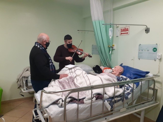 Filho e neto visitam e cantam para idoso internado em hospital de Maravilha