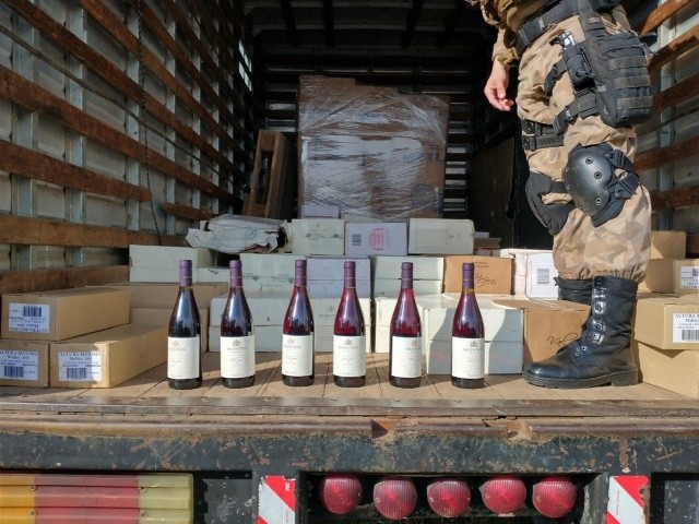 Polícia Militar apreende R$ 400 mil em vinho, em São Miguel do Oeste