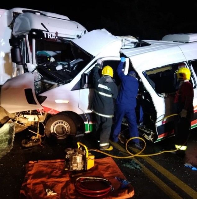 Três pessoas morrem em acidente com ambulância e caminhão na BR-470