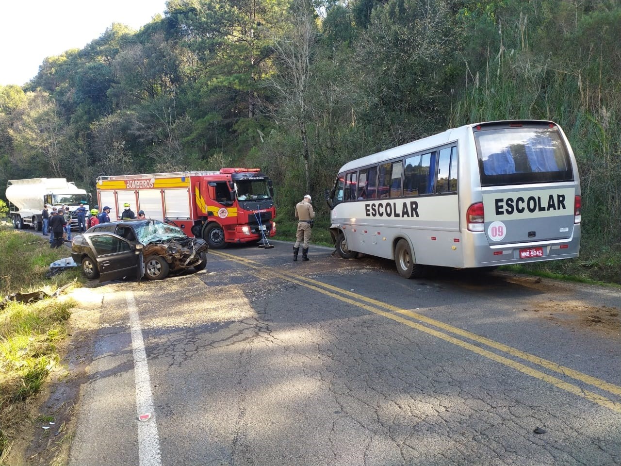 Grave acidente entre micro-ônibus escolar e veículo é registrado na SC-155 em Xanxerê
