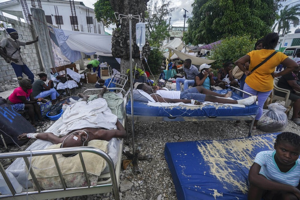 Ciclone tropical atinge o Haiti e dificulta busca por sobreviventes de terremoto devastador