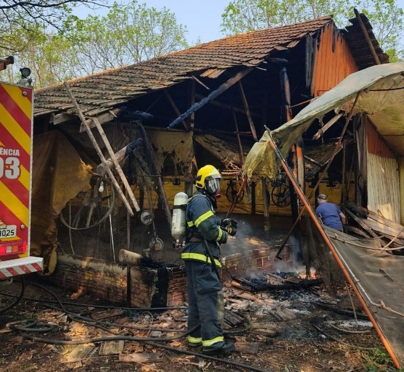 Incêndio em aviário destrói materiais e equipamentos em Pinhalzinho