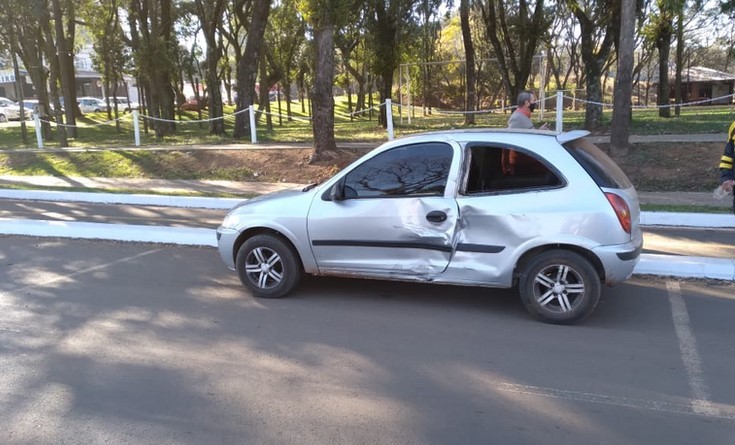 Colisão entre carro e moto deixa mulher ferida em Maravilha