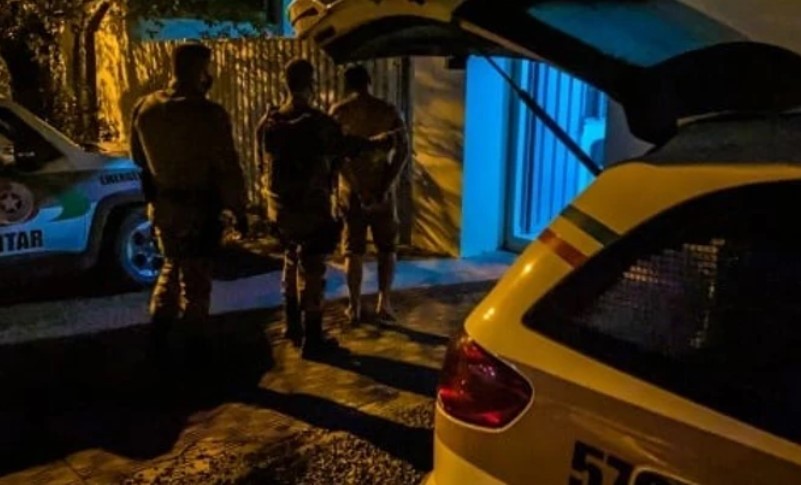 Homem expulsa mulher e filhos e ameaça atear fogo na casa em São Miguel do Oeste