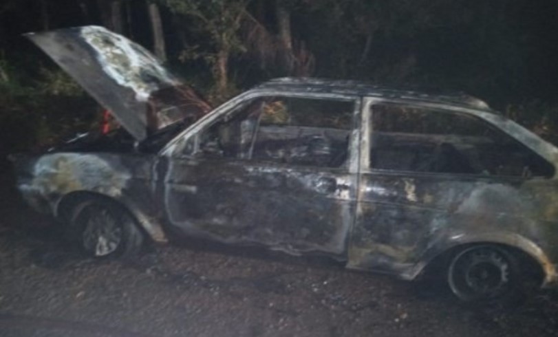 Carro é destruído com indícios de incêndio criminoso no interior de Mondaí