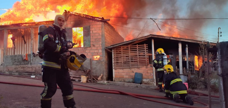 Incêndio atinge quatro casas em Campos Novos