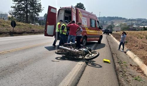 Motociclista fica ferido em grave acidente na BR-282 em Xaxim