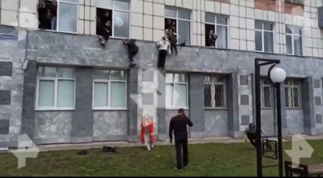 Estudantes pulam de janela para fugir de ataque que deixou pelo menos nove mortos