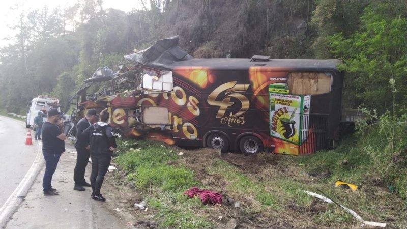Líder da Banda Garotos de Ouro morre em acidente com ônibus da banda