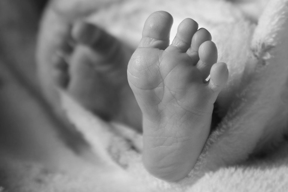 Bebê nasce em vaso sanitário e enfermeira orienta a dar descarga em hospital de SC