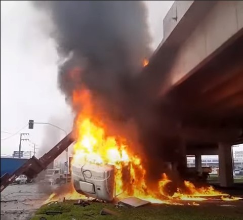 Carreta do Oeste cai em viaduto e pega fogo em SC
