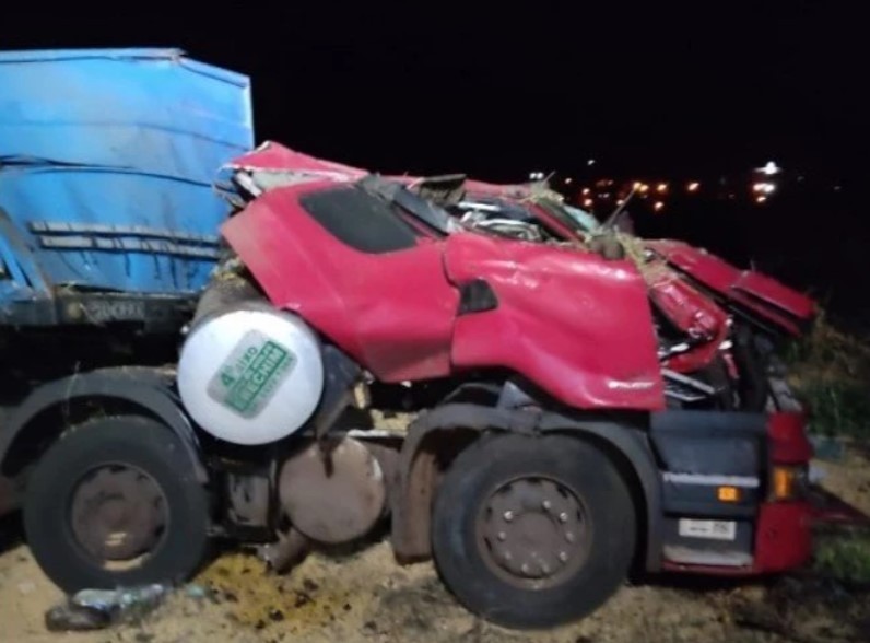 Motorista sofre ferimentos graves após caminhão tombar na SC 161 em Romelândia
