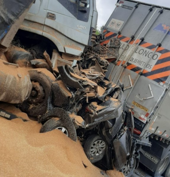 Caminhão de Concórdia se envolve em violenta colisão com mortes no Paraná