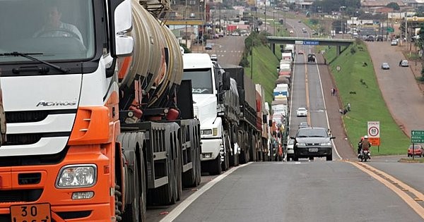 Caminhoneiros cogitam greve por sequência de aumentos do diesel