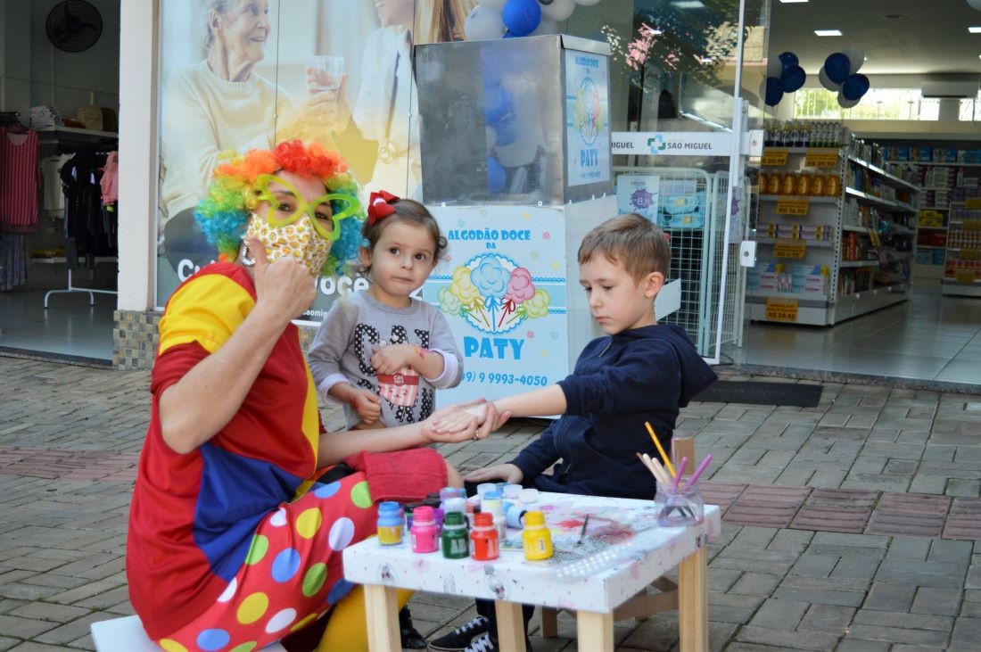 Dia especial para as crianças marcou sábado na Farmácia São Miguel de Cunha Porã