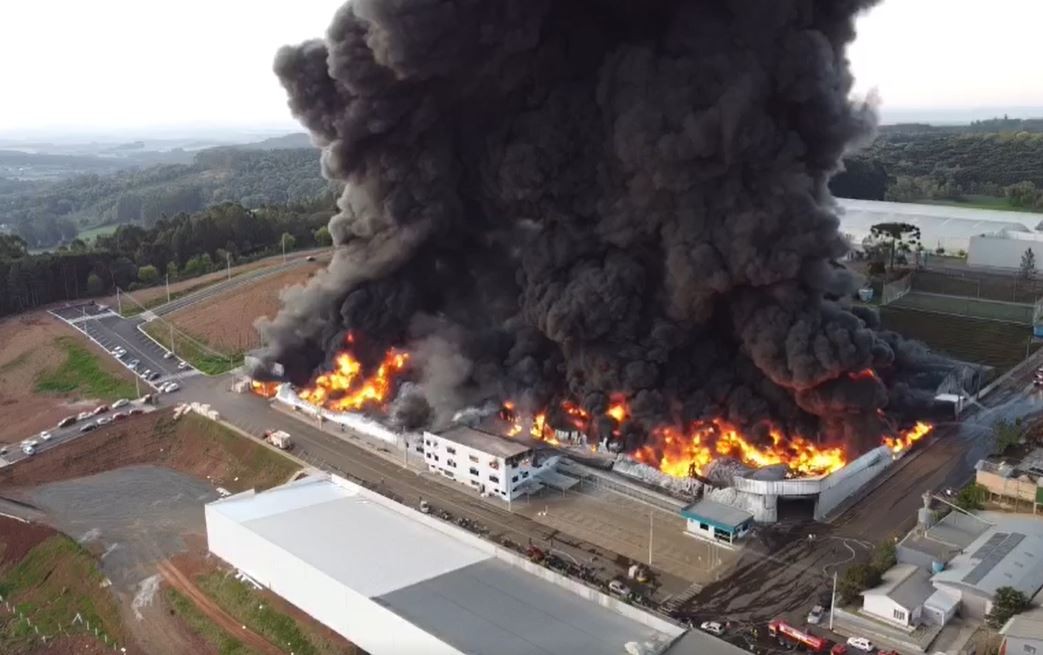 Empresa se pronuncia após incêndio de grandes proporções em Xaxim