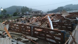 No interior do município de Itá, devido aos fortes ventos, foi registrado a queda de uma estrebaria
