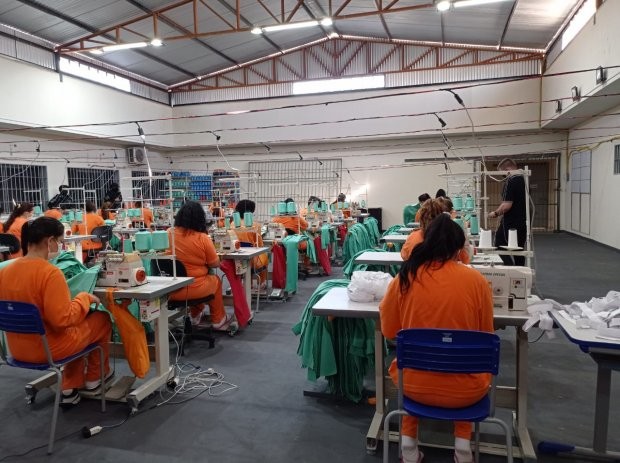 Estado inaugura primeiro galpão do novo polo industrial têxtil do Presídio Feminino de Chapecó  