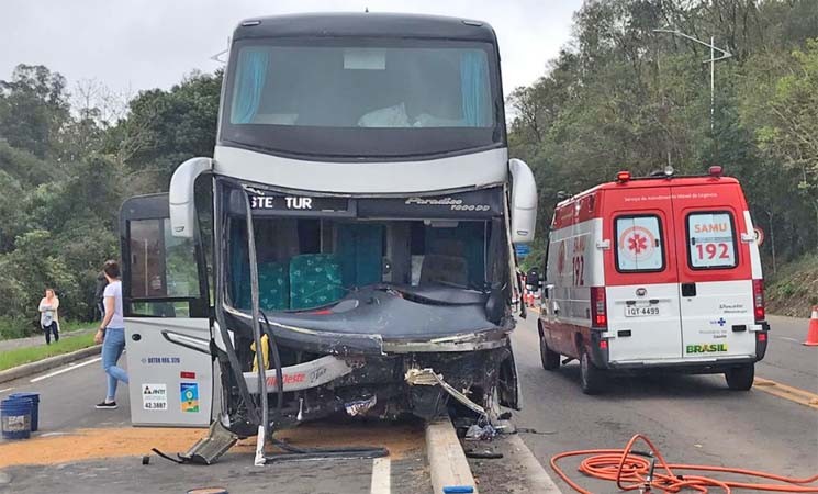 Ônibus de São Miguel do Oeste se envolve em acidente com morte no Rio Grande do Sul