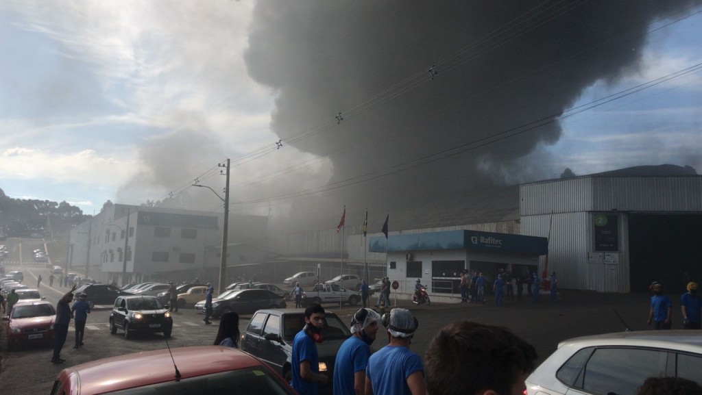 Incêndio de grandes proporções atinge empresa em Xaxim