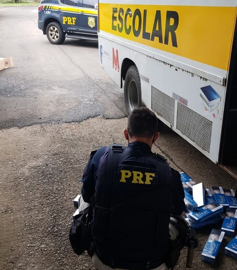 PRF localiza 150 mil maços de cigarros contrabandeados em ônibus escolar na BR 153 em Água Doce