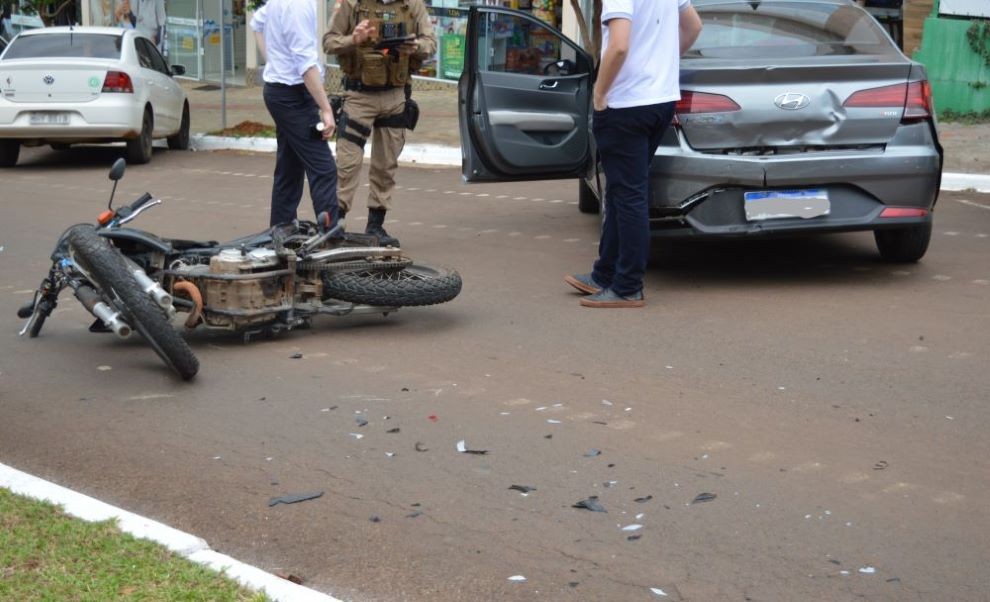 Acidente entre carro e moto é registrado no centro de Cunha Porã