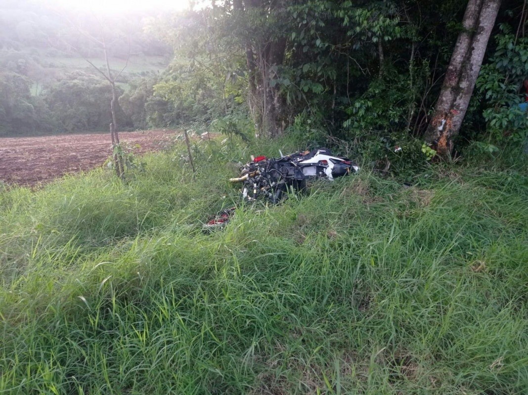 Homem morre após saída de pista e colidir com moto contra árvore em Palmitos