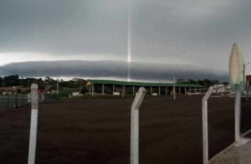 Nuvem ‘shelf cloud’ levou temporal com raios e granizo para cidades do Oeste