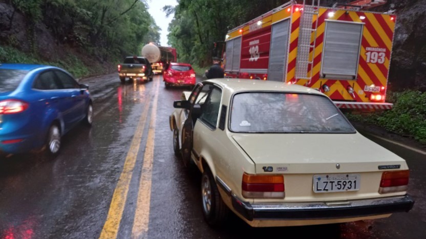 Colisão entre dois carros deixa idosa ferida na BR-282 em Distrito da Juvêncio