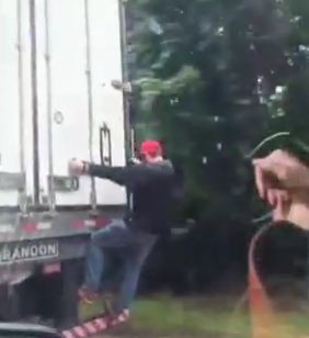 Homem é flagrado ‘pegando carona’ na traseira de carreta na BR-282 entre Maravilha e Iraceminha 