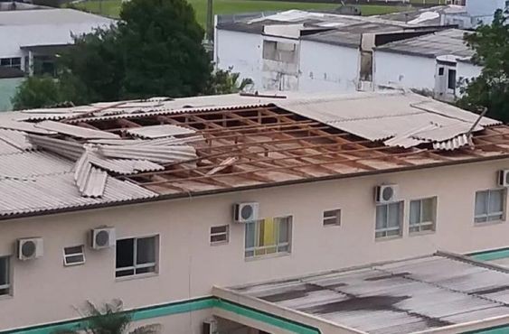Hospital São José de Maravilha fica parcialmente destelhado após ventos fortes