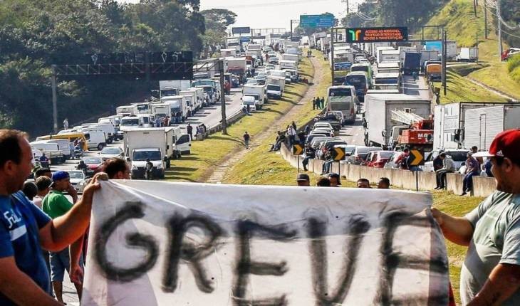 Caminhoneiros prometem greve em novembro se governo não baixar preço do diesel