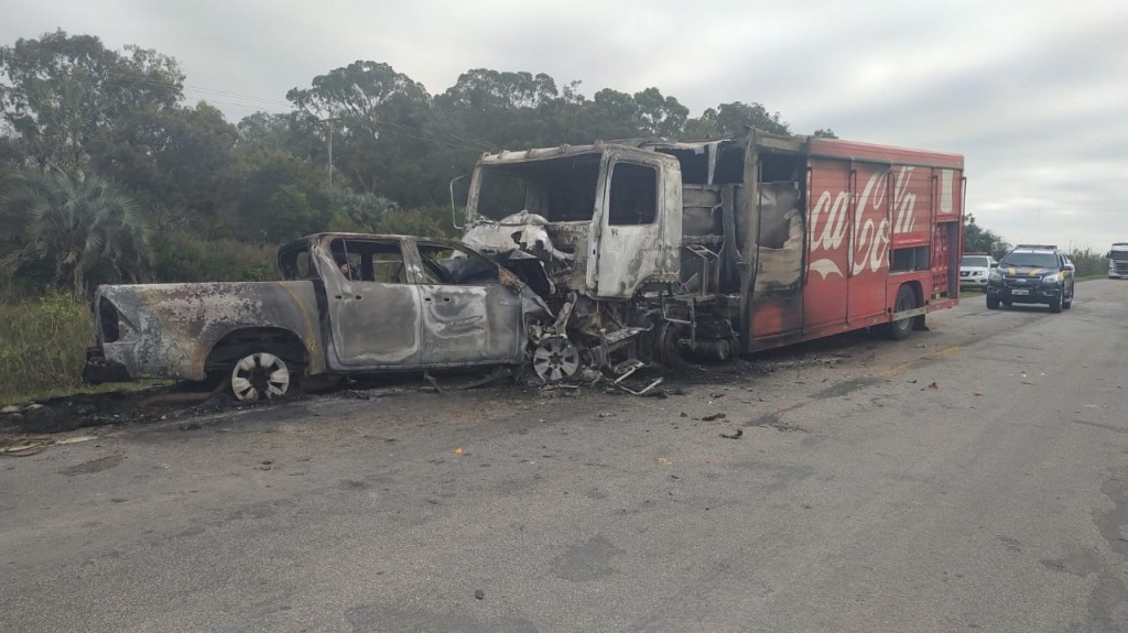 Homem morre carbonizado após violenta colisão entre caminhonete e caminhão