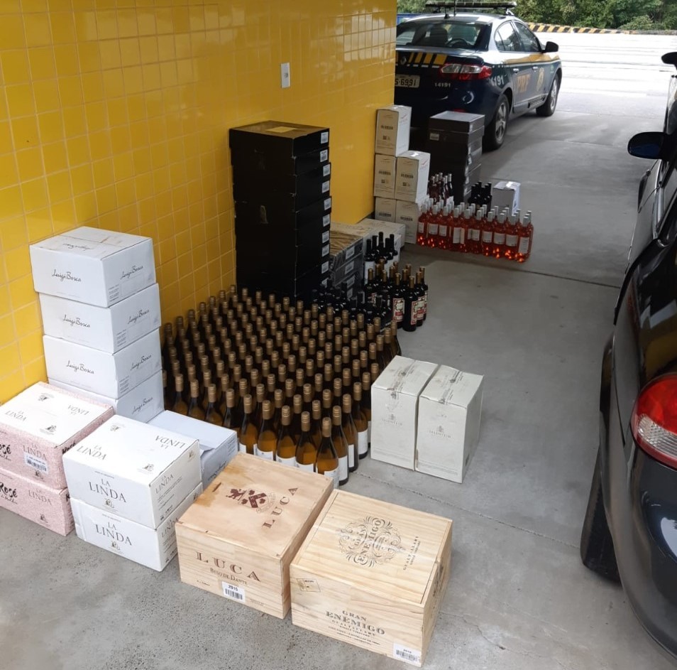 Mais de 400 garrafas de vinho argentino são apreendidas em veículo de Chapecó na BR-280