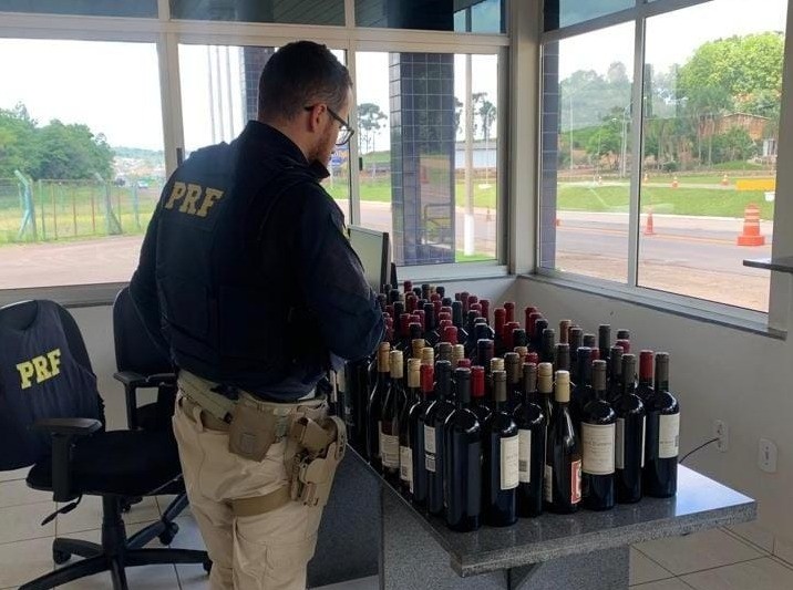 Carga ilegal com mais de 100 garrafas de vinho importado é apreendida na BR-282 em Pinhalzinho