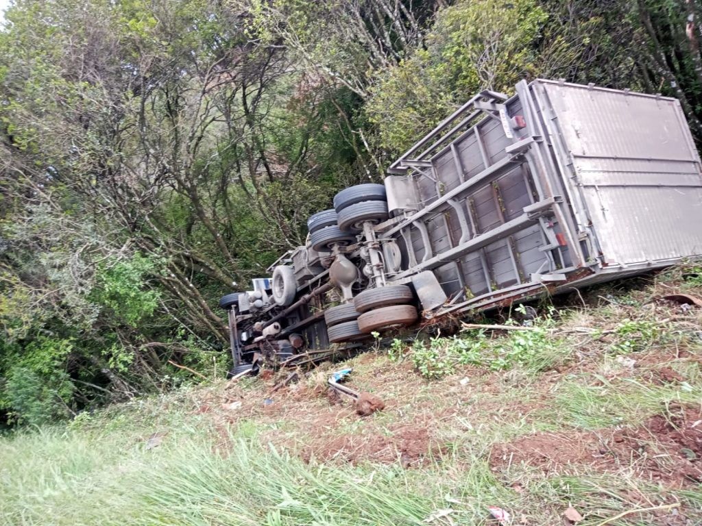 Caminhão tomba após motorista de 21 anos sofrer mal súbito na BR-282