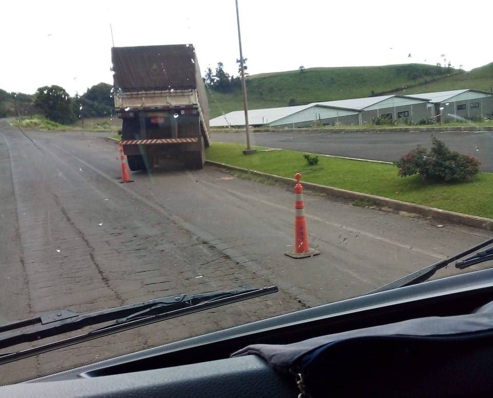 Caminhoneiro perde semirreboque de carreta em frente a PRF de Guaraciaba
