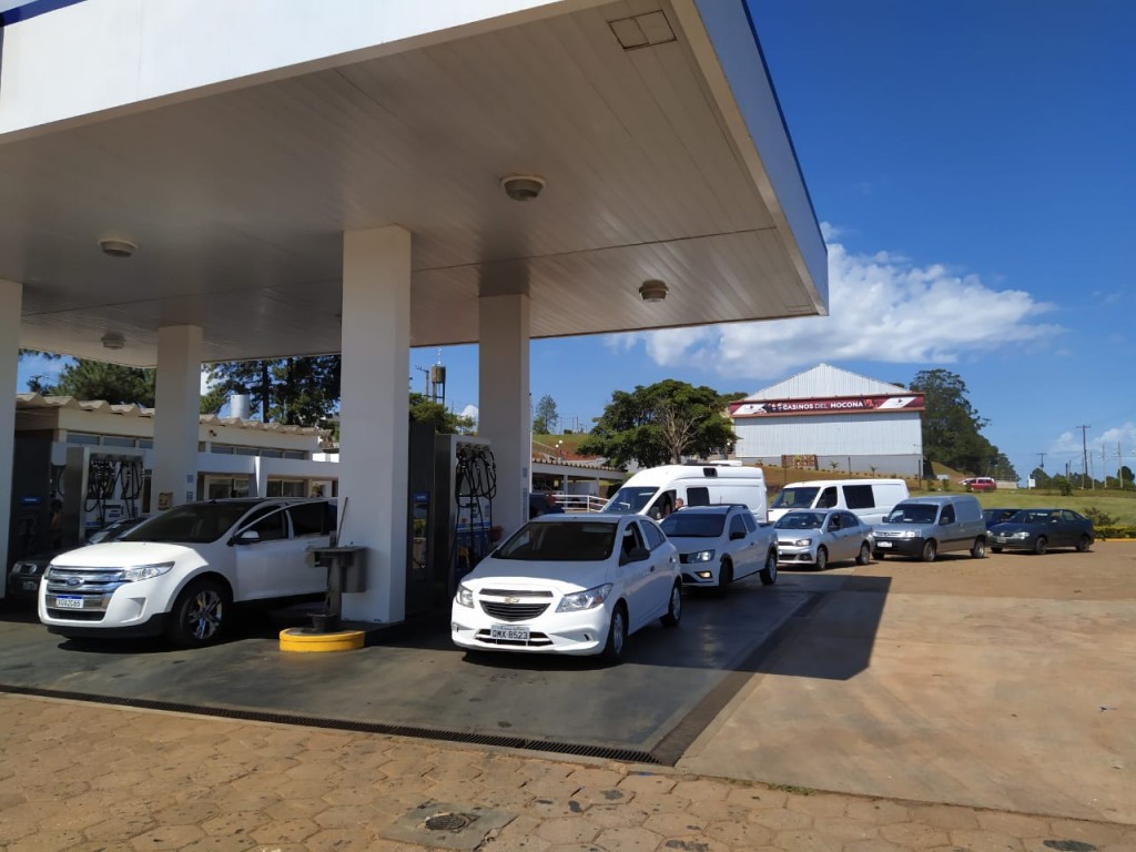 Gasolina pela metade do preço provoca fila de brasileiros nos postos da Argentina