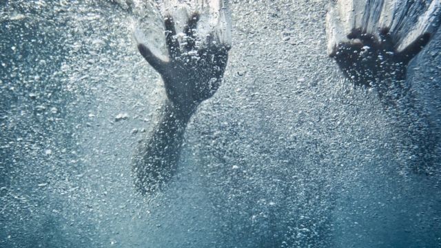 Pânico na piscina: criança se afoga após ter cabelo sugado pelo ralo em SC