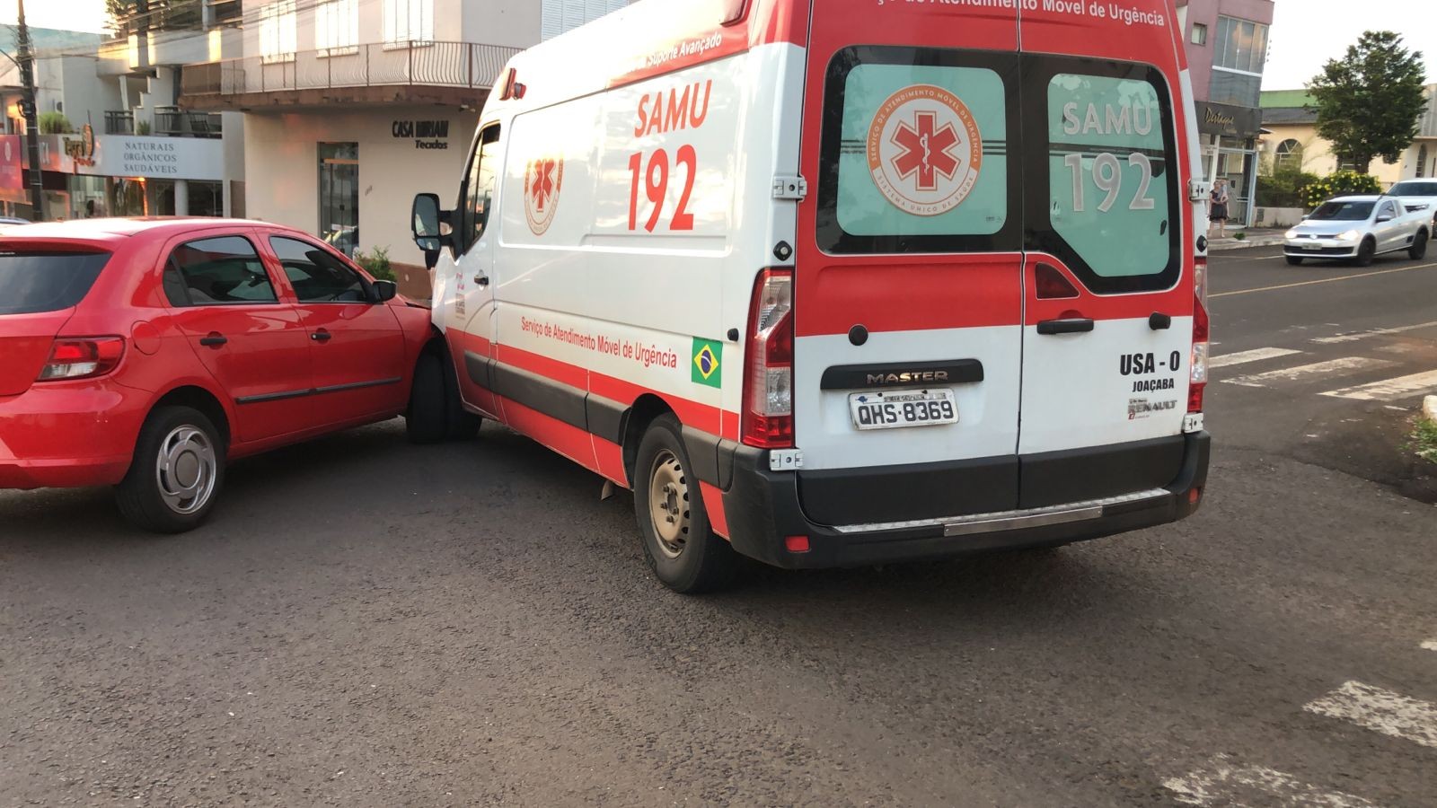 Ambulância do SAMU se envolve em acidente no centro de Pinhalzinho