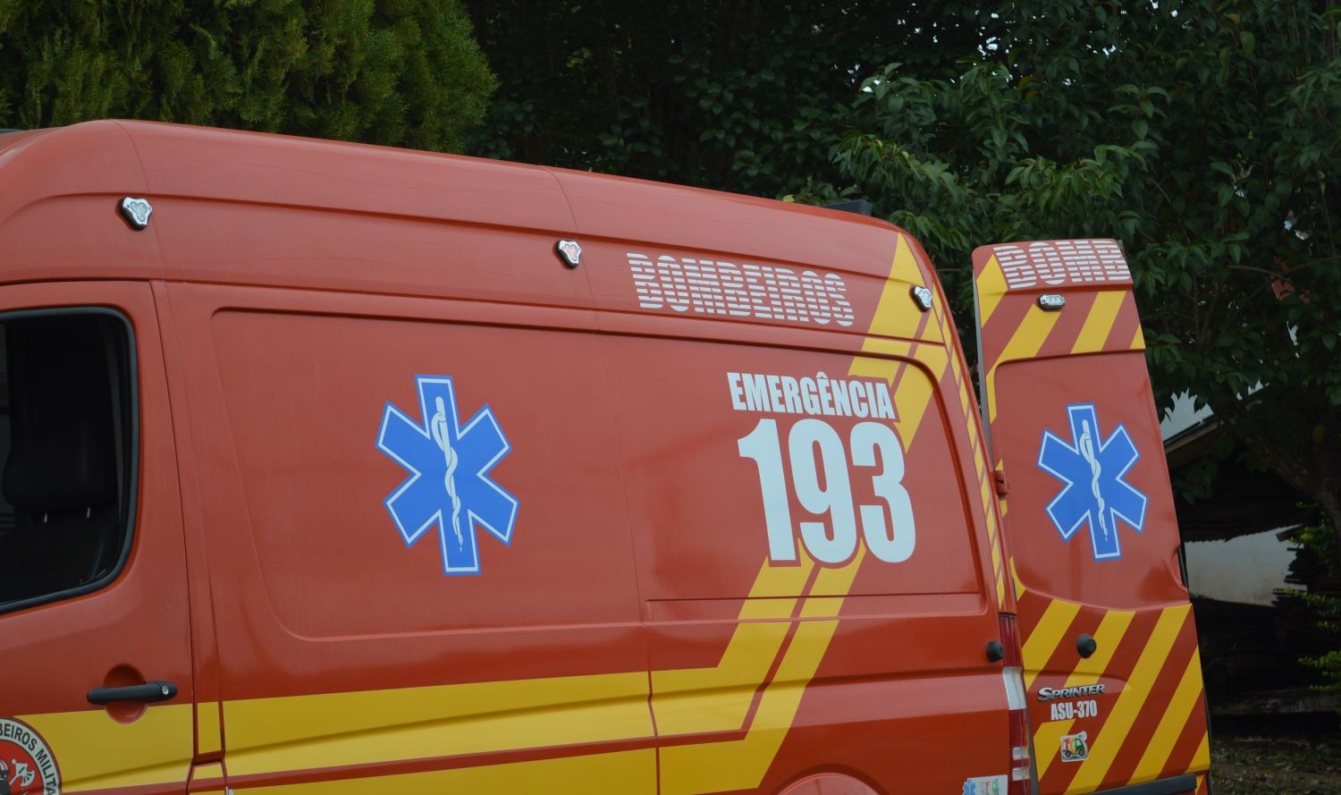 Bombeiros auxiliam mãe no parto emergencial do filho dentro de ambulância