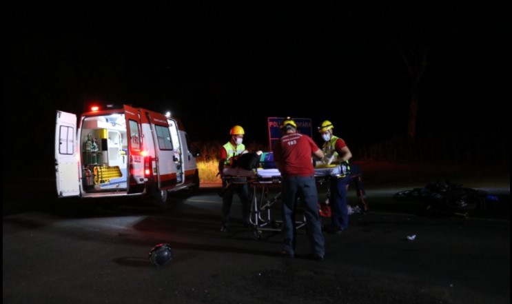 Acidente entre carro, moto e caminhão deixa duas vítimas gravemente feridas na BR-282 em Maravilha
