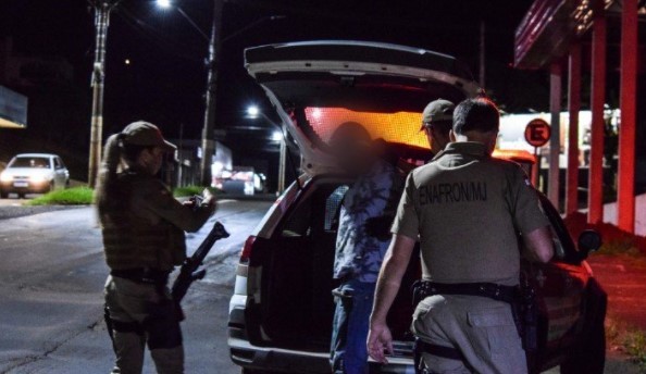 Condutor embriagado colide em carro estacionado, foge e é preso em São Miguel do Oeste