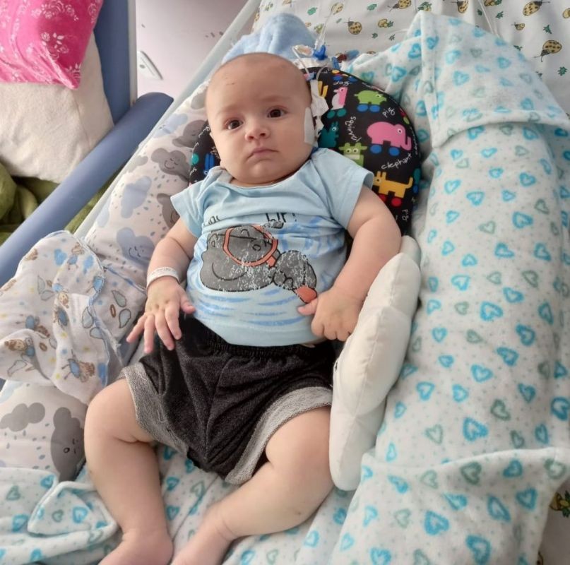 Bebê com leucemia rara internado em Chapecó será transferido para SP e família faz rifa para cobrir custos