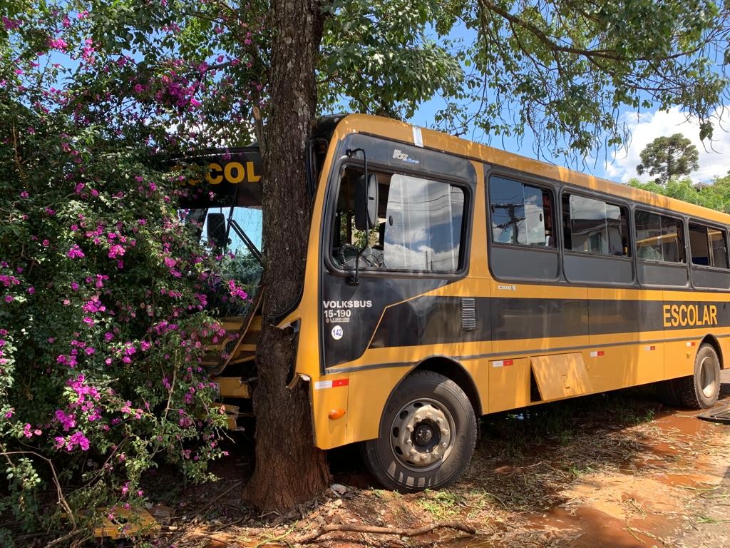 Ônibus escolar colide em árvore e deixa crianças feridas em Xaxim