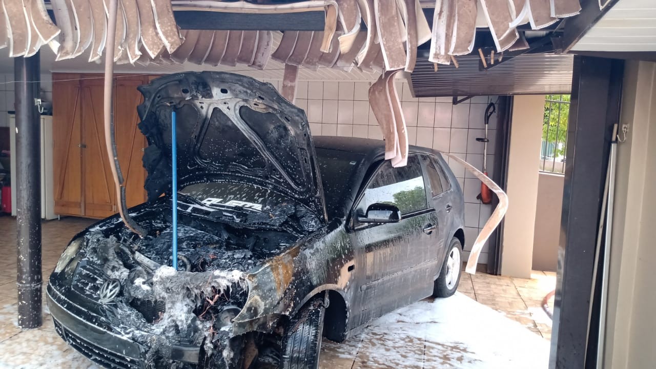 Carro pega fogo dentro de garagem em Cunha Porã