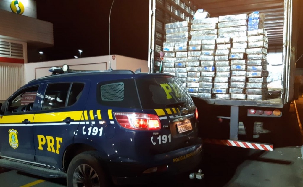 PRF localiza 1,5 tonelada de maconha escondida em fundo falso de carreta que saiu de Chapecó