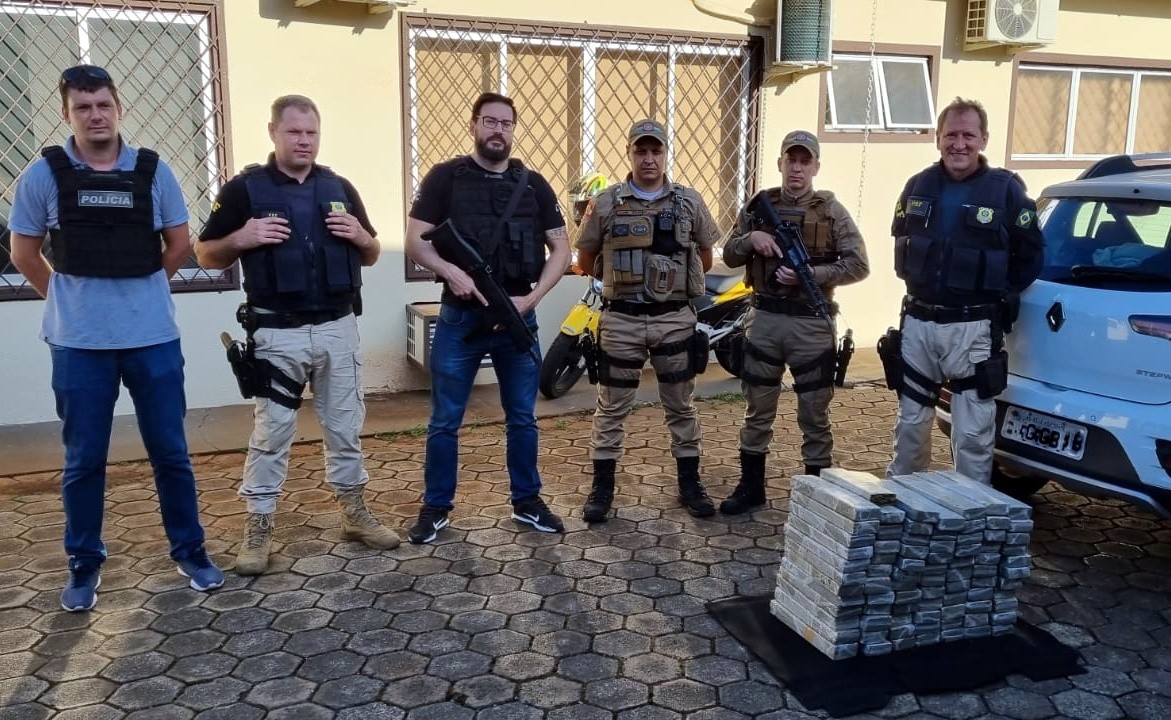 Quatro pessoas são presas em operação conjunta com 120 quilos de maconha em Pinhalzinho